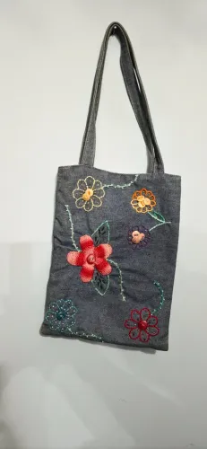Bolsa jeans com flores coloridas