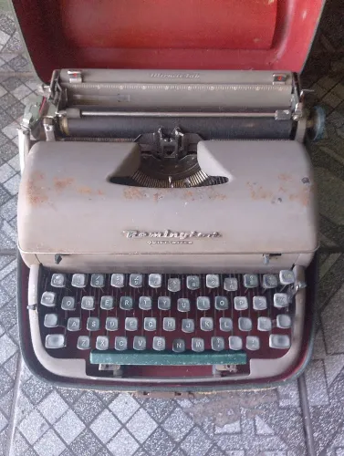 Máquina de escrever antiga 