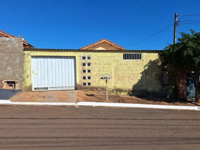 Casa com 3 Quarto(s) e 2 banheiro(s) para Alugar, 111 m² por R$ 1075 / Mês