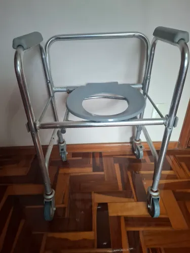 cadeira higiênica dobrável em alumínio