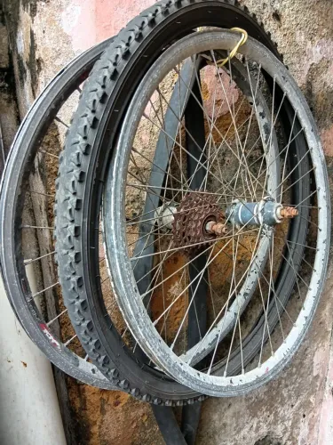 Vendo 2 rodas aro 26, por 45 reais.