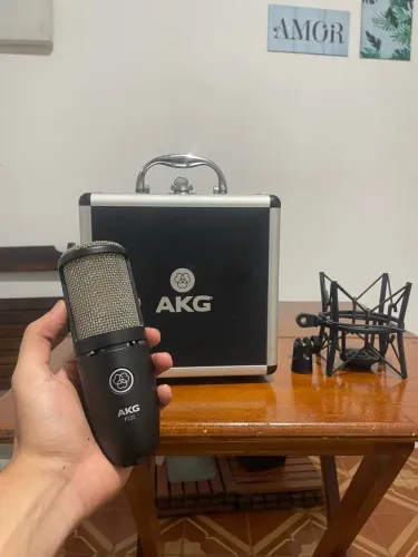Microfone AKG P220 Condensador - Com Case e Shock Mount