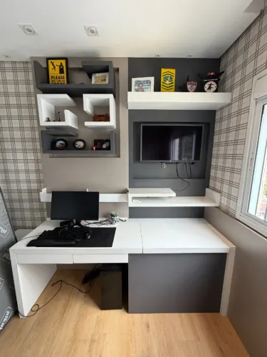 Painel de TV e Nichos + Escrivaninha - Ideal para Quarto ou Escritório
