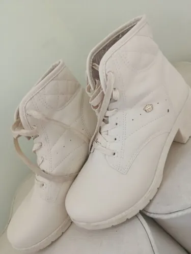 VENDO BOTAR E CROCS NUMERAÇÃO 35