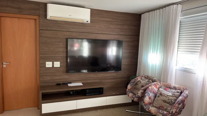 PAINEL DE MADEIRA PARA SALA DE TV COM RACK