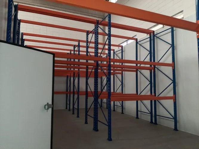 Porta palete estruturas de metal: material no estado