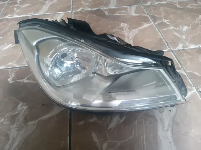 Farol direito Mercedes Benz C180 2013 (pra recuperar)