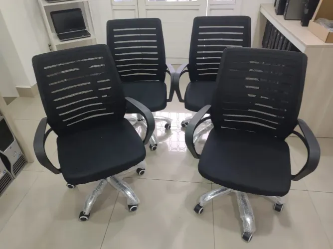 Cadeira de escritório Novas R$280,00 cada