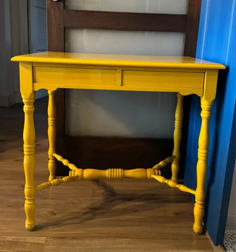 Mesa aparador estilo colonial em madeira maciça imbuia em laca brilhante amarela