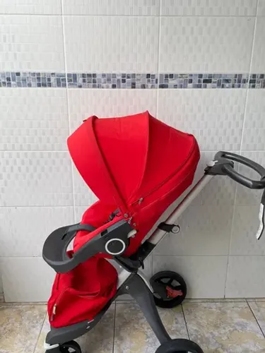 Carrinho de bebê Stokke xplory vermelho