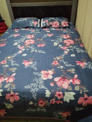 Edredons e cobre leito