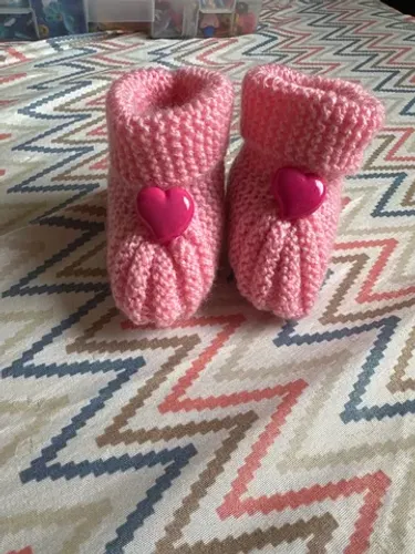 Sapatinho botinha rosa botão de coração rosa