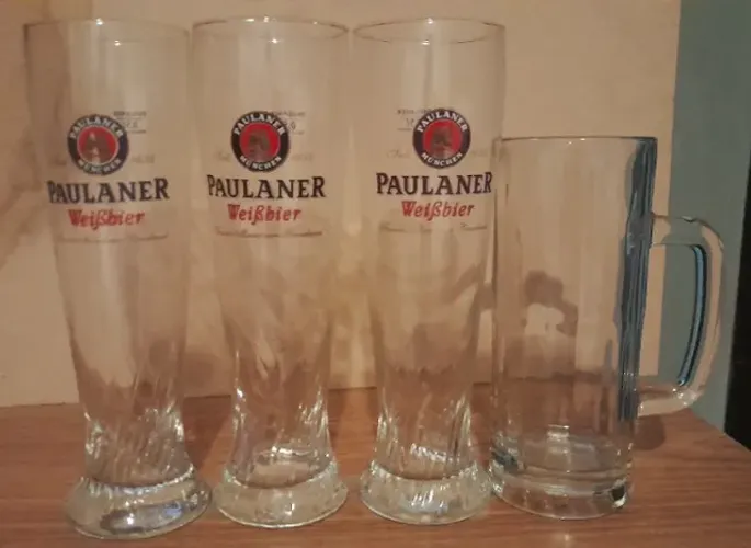 Conjunto de taças, canecas e copos para cerveja.