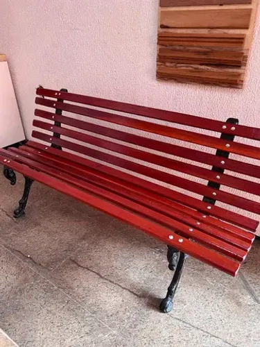 Banco de madeira maciça resistente a sol e chuva para condomínios, praças e jardins
