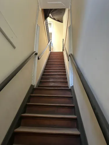 Alugo casa duplex na R. Carlos de Sampaio em bom estado