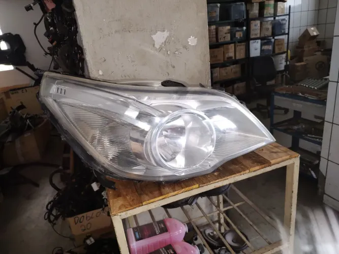 Farol Direito Agile Montana