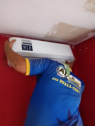 Instalação e manutenção em ar condicionado e conserto de geladeiras.