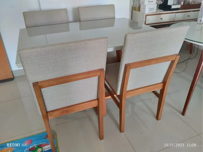 Mesa de Jantar de Vidro laca  com 4 Cadeiras madeira 