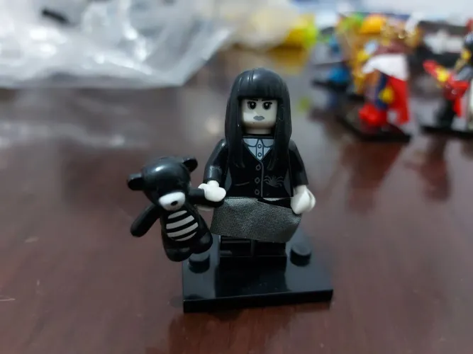 Lego Minifigure serie 12- Menina Gótica com Urso de Pelúcia