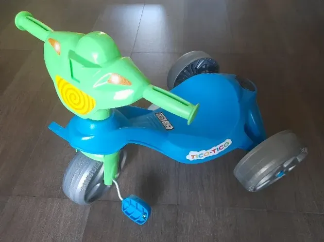 Triciclo Tico Tico CLUB Azul, muito novo, sem uso.