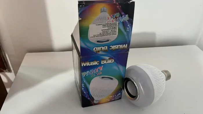 Lâmpada LED Party Ball com Bluetooth e Som