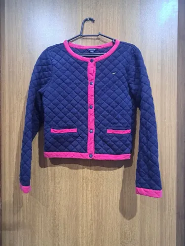 Casaqueto clássico matelassê azul e rosa da Tommy Hilfeger P