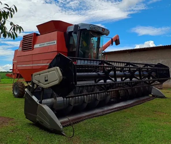 Colheitadeira MF 34 plataforma de 25 pés 