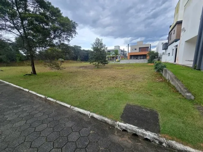 Terreno no condomínio Rosa Internacional, na Praia do Rosa, ao lado da SURFLAND.