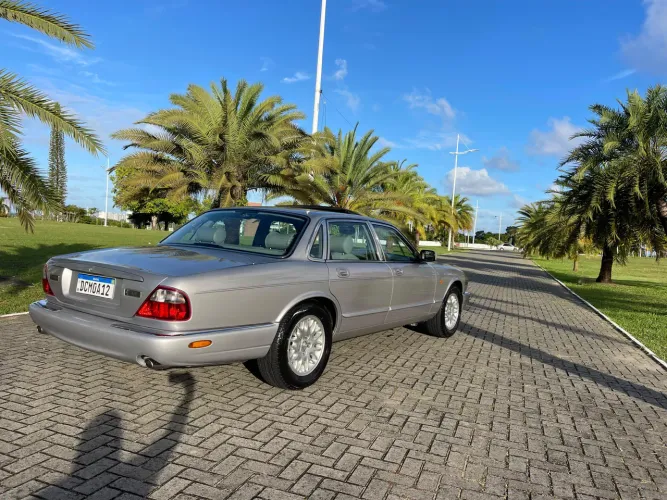Jaguar XJ8 2000 com apenas 60 mil km 