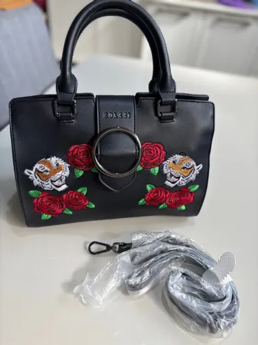 Bolsa Colcci com bordados e alça transversal