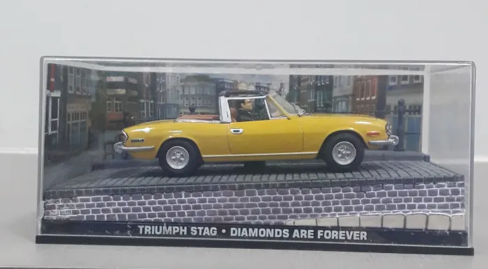 Miniatura carro 1:43 modelo Triumph Stag - coleção James Bond 007.