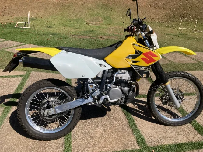 Suzuki Dr 400 ano 2000 emplacada