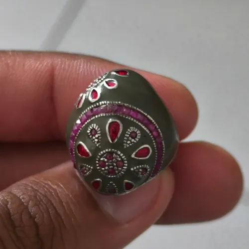 Anel de prata crevejado com pedras rosas e vermelhas