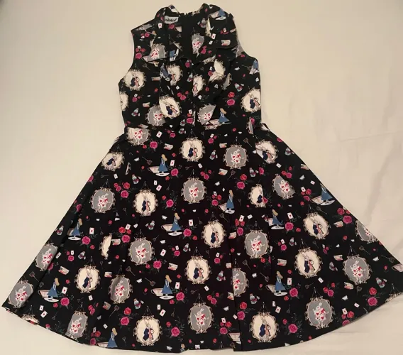 Vestido Gato Risonho Alice no País das Maravilhas - MindBird
