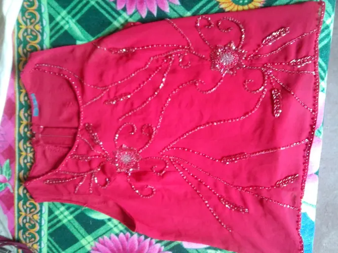 Blusa vermelha bordada