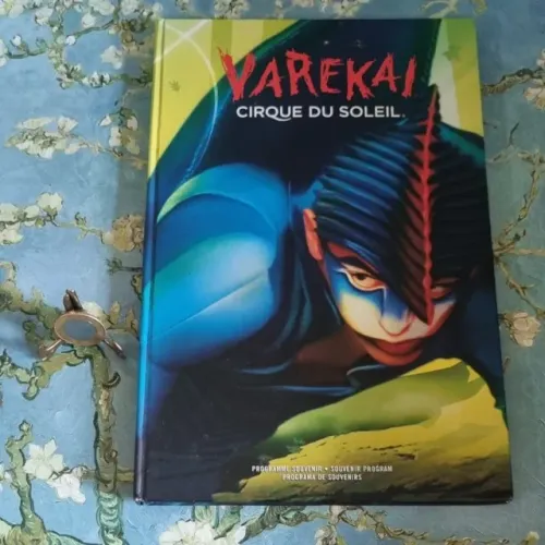 Programa oficial do espetáculo Varekai do Cirque du soleil. Capa dura.Novo