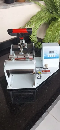 Máquina de estampar canecas e garrafas