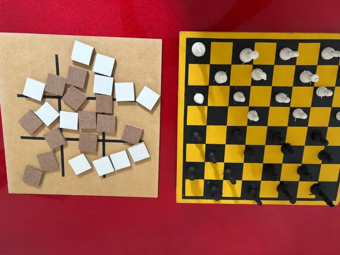 Jogo de Xadrez e Jogo da Velha em madeira - Nunca usado