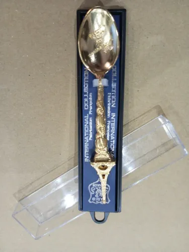 Colher souvenir francesa dourada.
