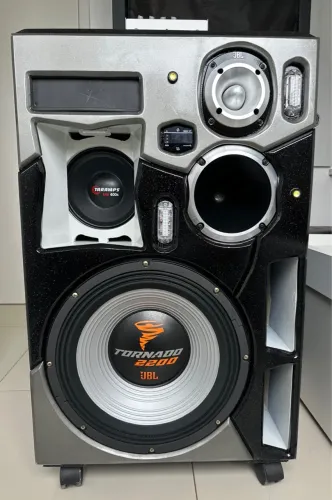 Caixa bob com JBL Tornado 2200 de 15 pol.