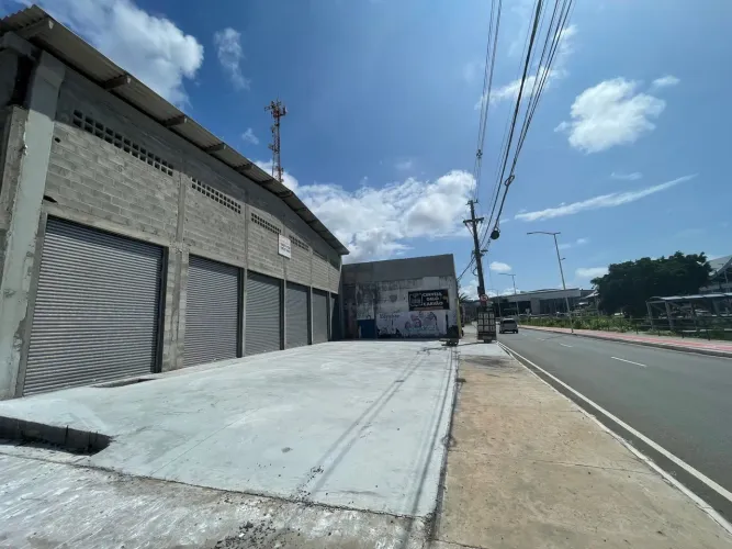 Aluga-se Lojas e galpões na Estrada do Coco - Lauro de Freitas 