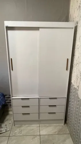 Guarda-Roupa com Portas de Correr e Gavetas
