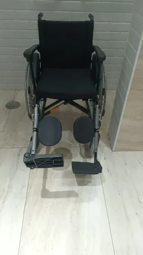 Cadeira de rodas Agile com elevação de pernas semi nova