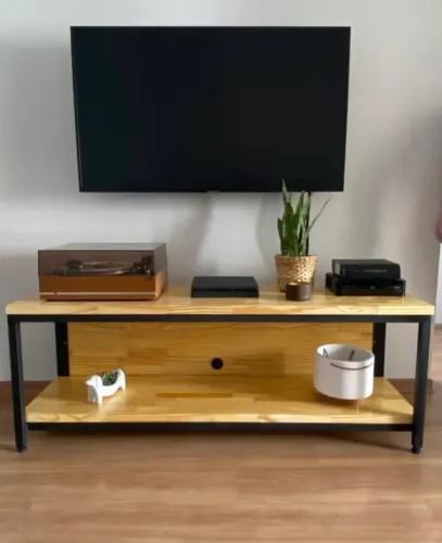 Rack de TV em madeira com estrutura de metal