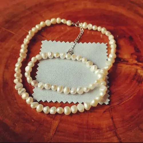 Colar de pérolas naturais elegante e charmoso