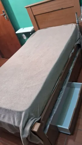 Cama de solteiro com gavetas