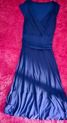 Vestido azul elegante com detalhe drapeado