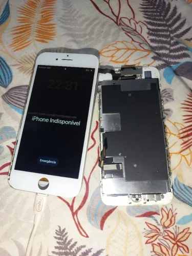 IPHONE 8 - COM DEFEITO NO CABO DO CONECTOR DA CAMERA E TELA NOVA