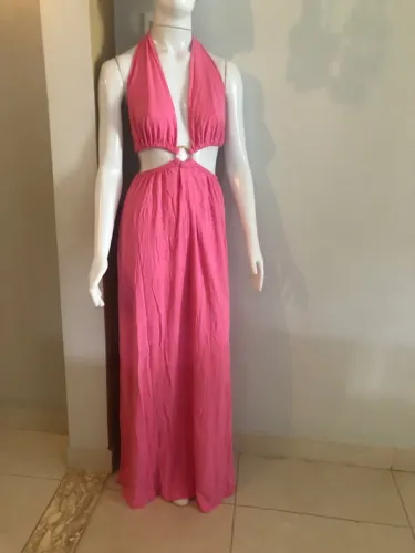 Vestido longo com detalhe vazado