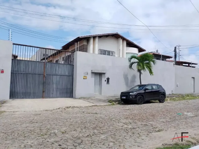 Casa Comercial com 5 suítes para locação no Edson Queiroz